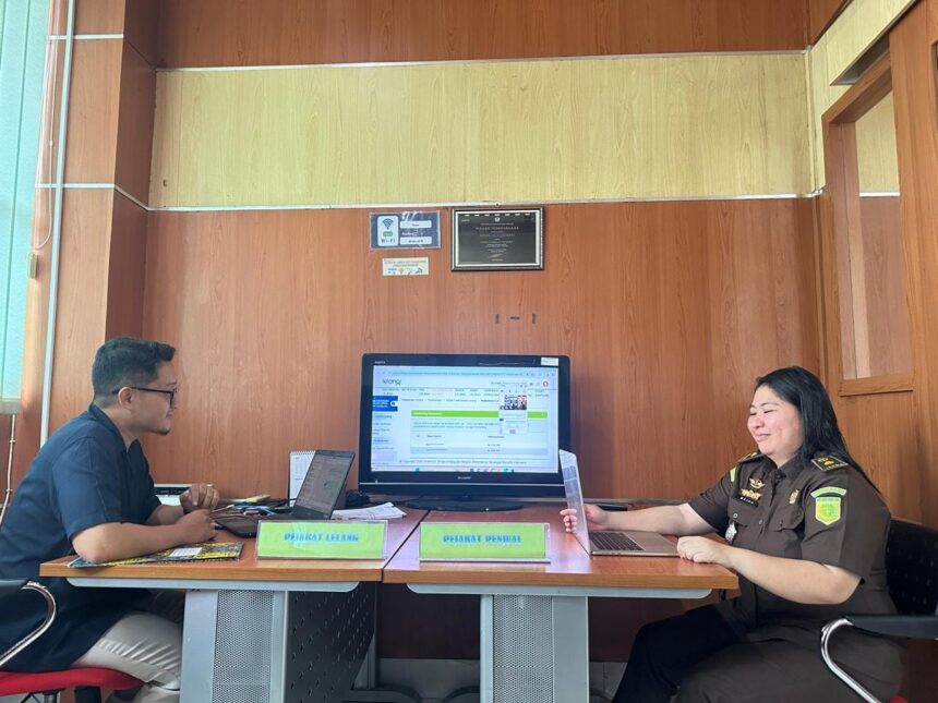 Petugas lelang dan pegawai Kejaksaan Tinggi Kalimantan Tengah saat pelaksanaan Lelang Serentak Kejaksaan se-Kalimantan Tengah. Dokumentasi: Kejati Kalteng.