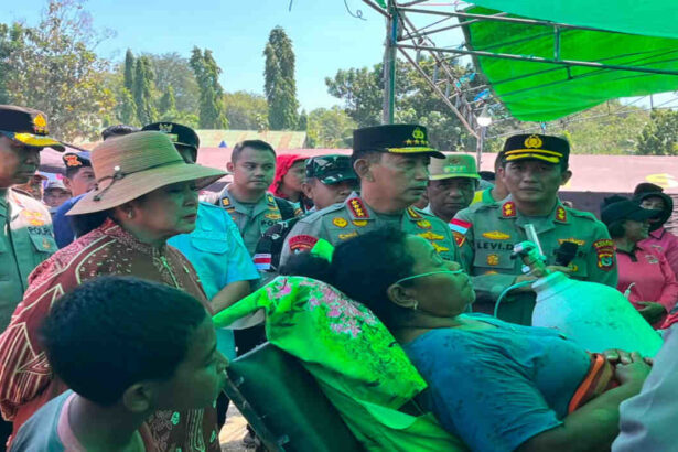 Kapolri Bersama Ketua Komisi Iv Dpr Ri, Didampingi Kapolda Ntt, Tinjau Pengungsi Gempa Di Reo, Serahkan 2.000 Paket Sembako