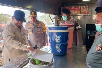 Prabowo Bersama Kapolri Dan Kapolda Ntt Cek Bantuan Pengungsi Nagekeo