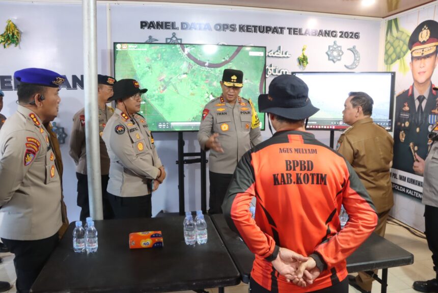 Kapolda Kalimantan Tengah Irjen Pol. Iwan Kurniawan meninjau langsung penanganan kebakaran hutan dan lahan (Karhutla) di wilayah Sampit, Kabupaten Kotawaringin Timur, Selasa (4/8/2026).