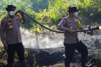 Direktorat Samapta (Ditsamapta) Polda Kalimantan Tengah turun langsung meninjau penanganan kebakaran hutan dan lahan (Karhutla) di kawasan Jalan Hiu Putih, Kota Palangka Raya, Selasa (4/8/2026).