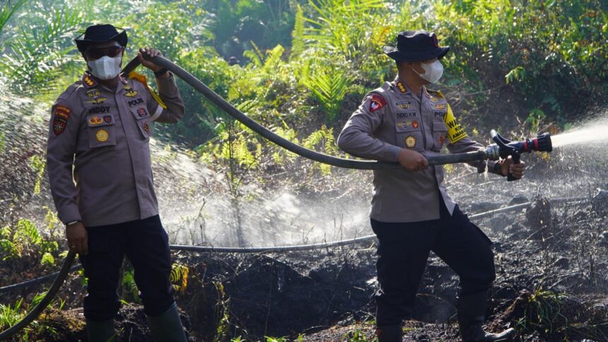 Direktorat Samapta (Ditsamapta) Polda Kalimantan Tengah turun langsung meninjau penanganan kebakaran hutan dan lahan (Karhutla) di kawasan Jalan Hiu Putih, Kota Palangka Raya, Selasa (4/8/2026).