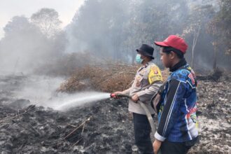 Polsek Pahandut bersama tim gabungan Satuan Tugas (Satgas) Kebakaran Hutan dan Lahan (Karhutla) melakukan penanganan lanjutan kebakaran lahan di kawasan Jalan Edison Masal, Kelurahan Bukit Tunggal, Kecamatan Jekan Raya, Kota Palangka Raya, Senin (10/8/2026).