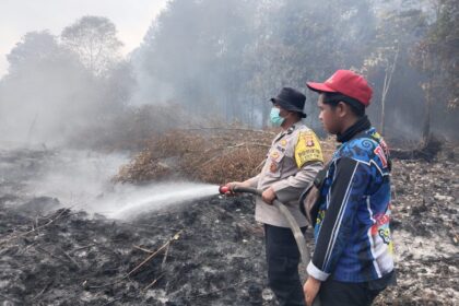 Polsek Pahandut bersama tim gabungan Satuan Tugas (Satgas) Kebakaran Hutan dan Lahan (Karhutla) melakukan penanganan lanjutan kebakaran lahan di kawasan Jalan Edison Masal, Kelurahan Bukit Tunggal, Kecamatan Jekan Raya, Kota Palangka Raya, Senin (10/8/2026).