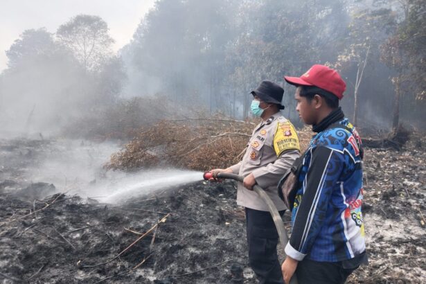 Polsek Pahandut bersama tim gabungan Satuan Tugas (Satgas) Kebakaran Hutan dan Lahan (Karhutla) melakukan penanganan lanjutan kebakaran lahan di kawasan Jalan Edison Masal, Kelurahan Bukit Tunggal, Kecamatan Jekan Raya, Kota Palangka Raya, Senin (10/8/2026).