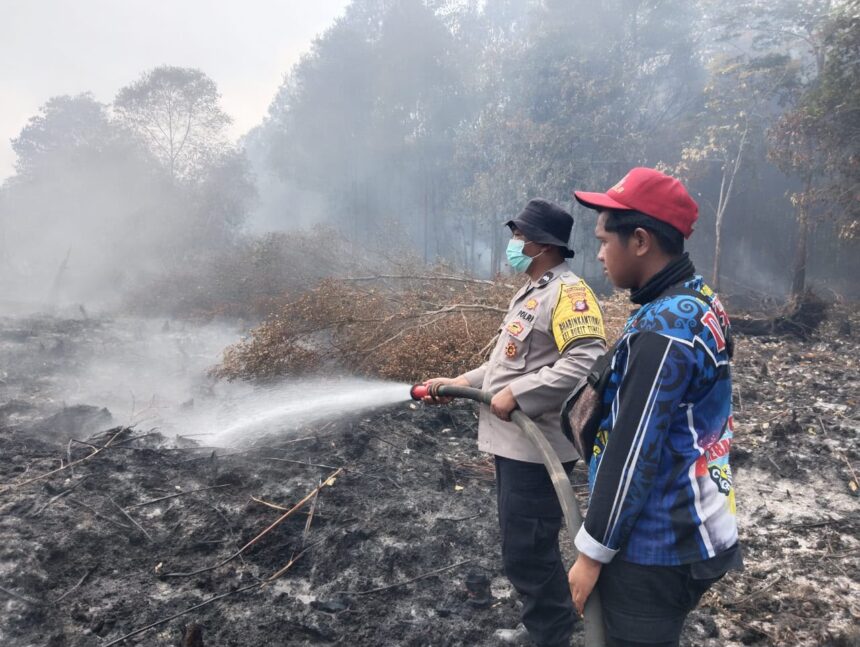 Polsek Pahandut bersama tim gabungan Satuan Tugas (Satgas) Kebakaran Hutan dan Lahan (Karhutla) melakukan penanganan lanjutan kebakaran lahan di kawasan Jalan Edison Masal, Kelurahan Bukit Tunggal, Kecamatan Jekan Raya, Kota Palangka Raya, Senin (10/8/2026).