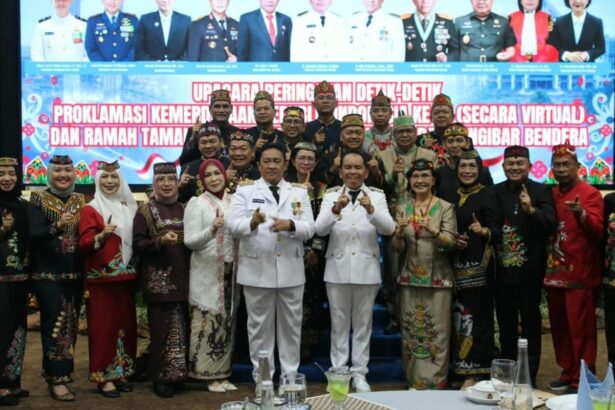 Gubernur Kalimantan Tengah H. Agustiar Sabran bersama Wakil Gubernur H. Edy Pratowo, Ketua DPRD Provinsi Kalimantan Tengah, serta unsur Forkopimda Provinsi Kalimantan Tengah saat mengikuti secara virtual Upacara Peringatan Proklamasi Kemerdekaan Republik Indonesia ke-81.