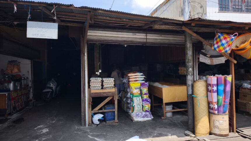 Toko Penjual Beras di Pasar Besar, Kota Palangka Raya.