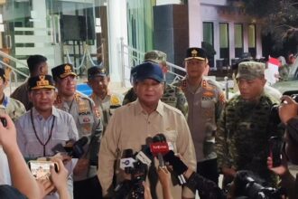 Prabowo usai melakukan kunjungan kerja untuk meninjau penanganan karhutla di Kalimantan Tengah, di Halaman VIP Bandara Tjilik Riwut, Palangka Raya, Sabtu (22/8/2026).