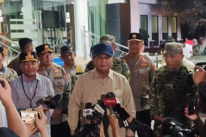 Prabowo usai melakukan kunjungan kerja untuk meninjau penanganan karhutla di Kalimantan Tengah, di Halaman VIP Bandara Tjilik Riwut, Palangka Raya, Sabtu (22/8/2026).