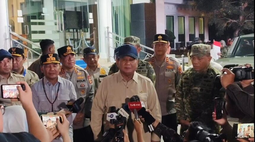 Prabowo usai melakukan kunjungan kerja untuk meninjau penanganan karhutla di Kalimantan Tengah, di Halaman VIP Bandara Tjilik Riwut, Palangka Raya, Sabtu (22/8/2026).