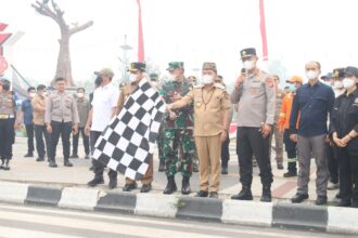 Gubernur Kalimantan Tengah Agustiar Sabran melepas secara resmi rombongan personel gabungan yang terdiri dari jajaran Kodam, Polda, serta ASN Pemprov Kalteng di Bundaran Besar, Kota Palangka Raya.