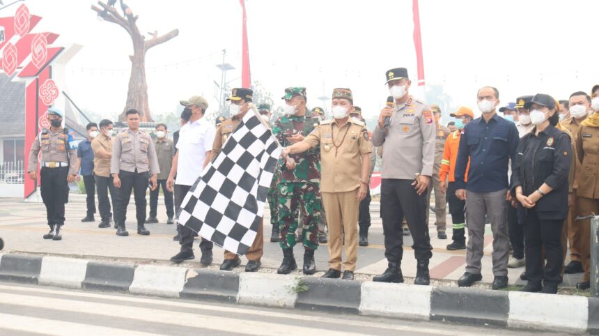 Gubernur Kalimantan Tengah Agustiar Sabran melepas secara resmi rombongan personel gabungan yang terdiri dari jajaran Kodam, Polda, serta ASN Pemprov Kalteng di Bundaran Besar, Kota Palangka Raya.