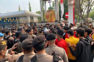 Aliansi Masyarakat Kalteng Melawan mendesak Gubernur Kalteng Agustiar Sabran di Depan Kantor Gubernur Kalimantan Tengah.