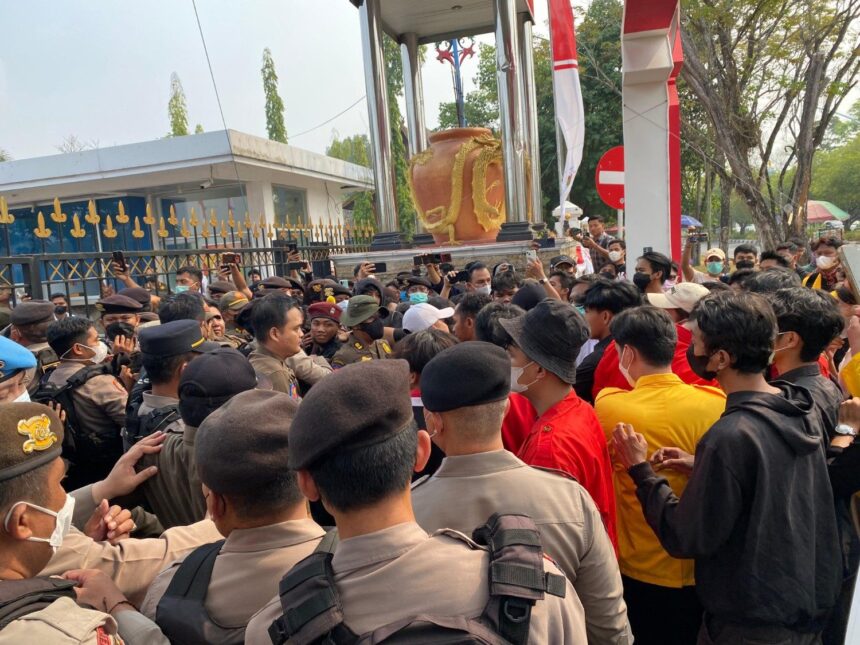 Aliansi Masyarakat Kalteng Melawan mendesak Gubernur Kalteng Agustiar Sabran di Depan Kantor Gubernur Kalimantan Tengah.