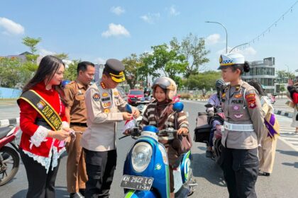 Kepolisian Daerah (Polda) Kalimantan Tengah membagikan bendera Merah Putih kepada para pengendara di kawasan Bundaran Besar Talawang, Kota Palangka Raya, Senin (10/8/2026).
