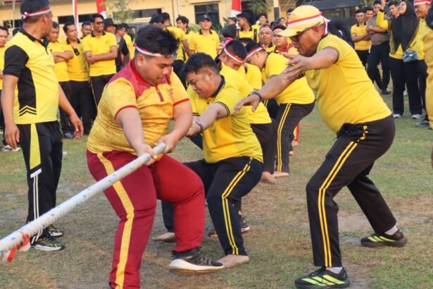 Polda Kalimantan Tengah (Kalteng) menggelar sejumlah perlombaan tradisional dalam rangka menyemarakkan Hari Ulang Tahun (HUT) ke-81 Kemerdekaan Republik Indonesia di Lapangan Barigas, Mapolda Kalteng, Kota Palangka Raya, Jumat (14/8/2026).