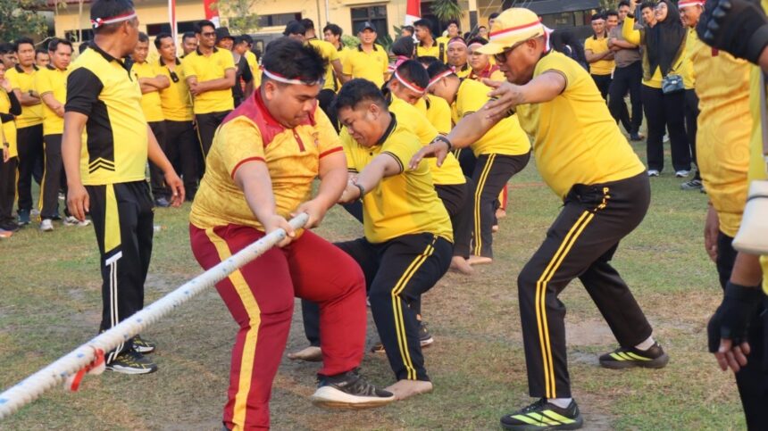 Polda Kalimantan Tengah (Kalteng) menggelar sejumlah perlombaan tradisional dalam rangka menyemarakkan Hari Ulang Tahun (HUT) ke-81 Kemerdekaan Republik Indonesia di Lapangan Barigas, Mapolda Kalteng, Kota Palangka Raya, Jumat (14/8/2026).