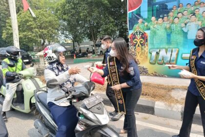 Kepolisian Daerah Kalimantan Tengah membagikan 500 masker kepada para pengendara yang melintas di Jalan Yos Sudarso, Jumat (28/8/2026).