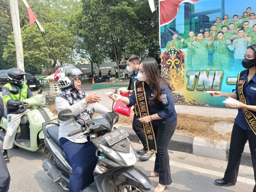 Kepolisian Daerah Kalimantan Tengah membagikan 500 masker kepada para pengendara yang melintas di Jalan Yos Sudarso, Jumat (28/8/2026).
