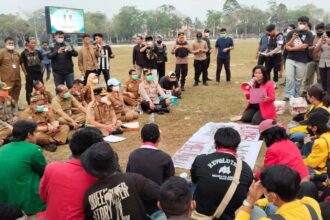 Gubernur Kalteng Agustiar Sabran saat menemui massa aksi dalam dialog di halaman Kantor Gubernur Kalteng, Palangka Raya, Selasa (1/9/2026)