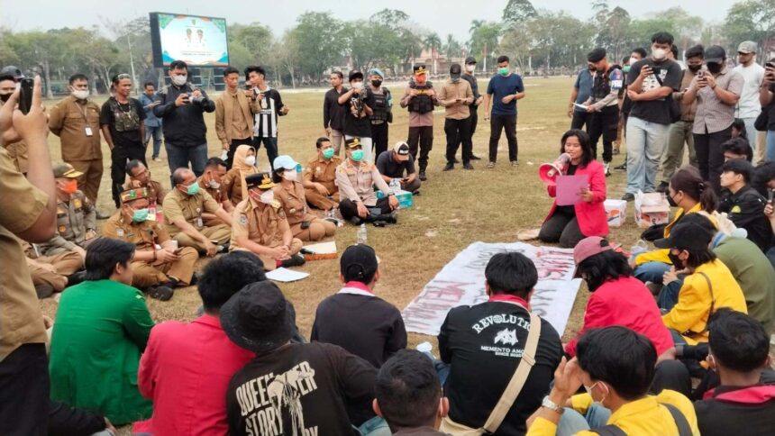 Gubernur Kalteng Agustiar Sabran saat menemui massa aksi dalam dialog di halaman Kantor Gubernur Kalteng, Palangka Raya, Selasa (1/9/2026)