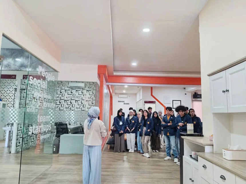 Menjembatani Kampus Dan Industri, Fikom Unasman Perkuat Kompetensi Mahasiswa Melalui Studi Banding Ke Telkom Ai Center