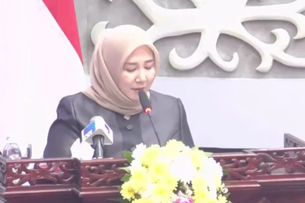 Pemandangan umum fraksi disampaikan juru bicara Fraksi Gerindra, Endang Susilawatie, terhadap Nota Keuangan dan Raperda tentang Perubahan APBD Kalteng 2026 pada Kamis (10/9/2026).