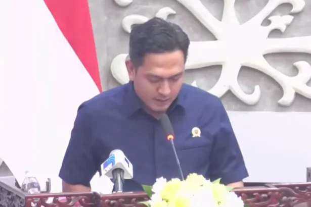 Jubir Fraksi Golkar DPRD Kalteng, Rahadian Fani, dalam Rapat Paripurna ke-3 Masa Persidangan I Tahun Sidang 2026 di Ruang Rapat Paripurna DPRD Kalteng, Kamis (10/9/2026).