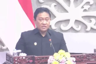 Wakil Gubernur Kalteng Edy Pratowo membacakan pidato pengantar mengenai Nota Keuangan dan Raperda APBD 2027 pada Rapat Paripurna ke-5 Masa Persidangan I Tahun Sidang 2026 di Ruang Rapat Paripurna DPRD Kalteng, Senin (14/9/2026).