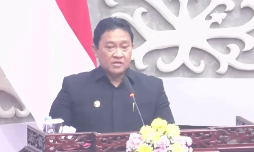 Wakil Gubernur Kalteng Edy Pratowo membacakan pidato pengantar mengenai Nota Keuangan dan Raperda APBD 2027 pada Rapat Paripurna ke-5 Masa Persidangan I Tahun Sidang 2026 di Ruang Rapat Paripurna DPRD Kalteng, Senin (14/9/2026).
