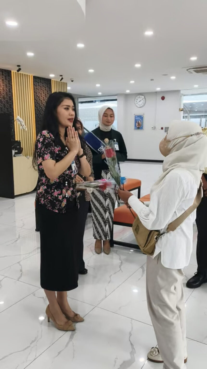 Semarak Hari Pelanggan Nasional, Pemimpin Cabang Bri Bo Cut Mutiah Sambut Nasabah Dengan Hangat