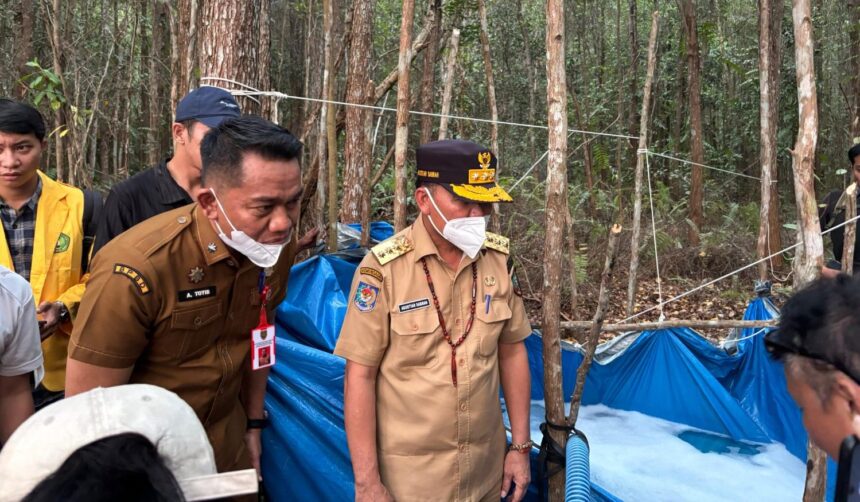 Gubernur Kalimantan Tengah Agustiar Sabran meninjau langsung lokasi kebakaran hutan dan lahan (karhutla) di kawasan belakang Kampus Merah Putih Terpadu Universitas Palangka Raya (UPR), Selasa (1/9/2026).