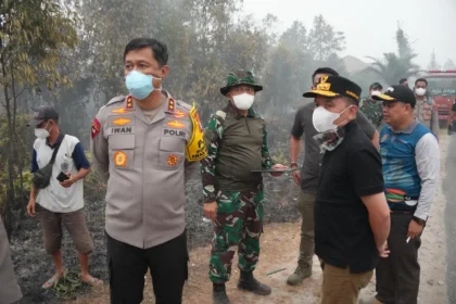 Kapolda Kalteng Irjen Pol Iwan Kurniawan bersama Gubernur Kalteng Agustiar Sabran dan Pangdam XII/Tambun Bungai Mayjen TNI Zainul Arifin meninjau langsung lokasi karhutla di kawasan Bukit Rawi, Minggu (13/9/2026).