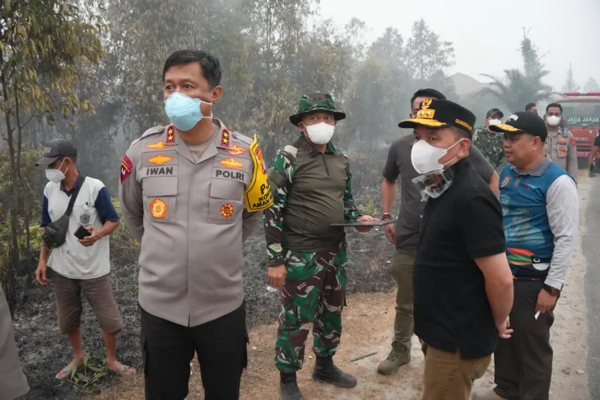 Kapolda Kalteng Irjen Pol Iwan Kurniawan bersama Gubernur Kalteng Agustiar Sabran dan Pangdam XII/Tambun Bungai Mayjen TNI Zainul Arifin meninjau langsung lokasi karhutla di kawasan Bukit Rawi, Minggu (13/9/2026).