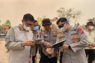 Kapolda Kalimantan Tengah Irjen Pol Iwan Kurniawan turun langsung ke lokasi kebakaran hutan dan lahan (karhutla) di wilayah Kota Palangka Raya, Selasa (15/9/2026).