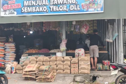 Pedagang di Pasar Besar di Kota Palangka Raya.