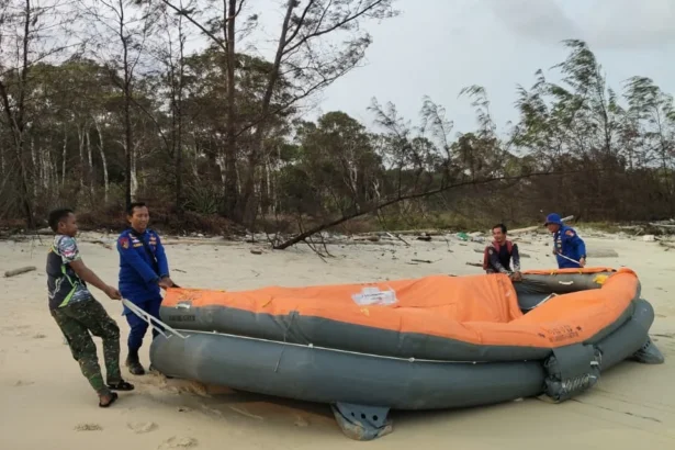Lima liferaft yang diduga milik KM Virgo Transport 8 ditemukan terpisah di perairan sekitar Desa Sungai Perlu, Kecamatan Seruyan Hilir, Kabupaten Seruyan, Kalimantan Tengah, Rabu (16/9/2026).