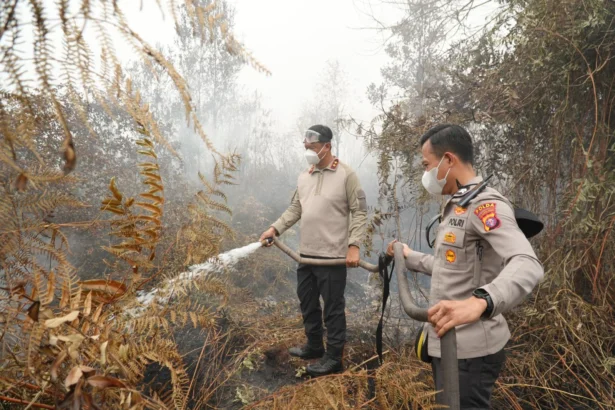 Polda Kalimantan Tengah bersama TNI, BPBD dan Masyarakat Peduli Api (MPA) mengoptimalkan penanganan kebakaran hutan dan lahan (karhutla) di kawasan Jalan Manduhara Ujung, Kota Palangka Raya, dengan menggunakan cairan X-Fire pada Kamis (17/9/2026).