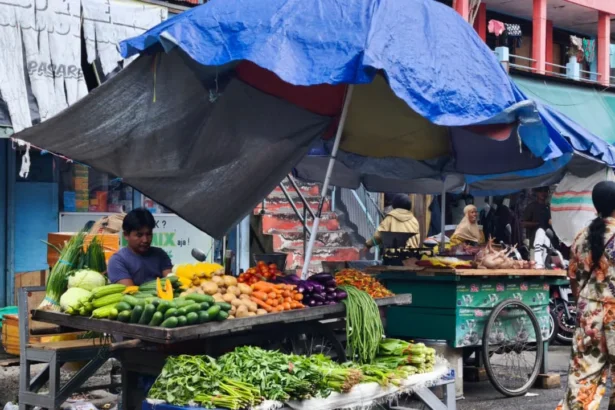 Sejumlah komoditas kebutuhan pokok dijual pedagang di Pasar Besar Kota Palangka Raya.