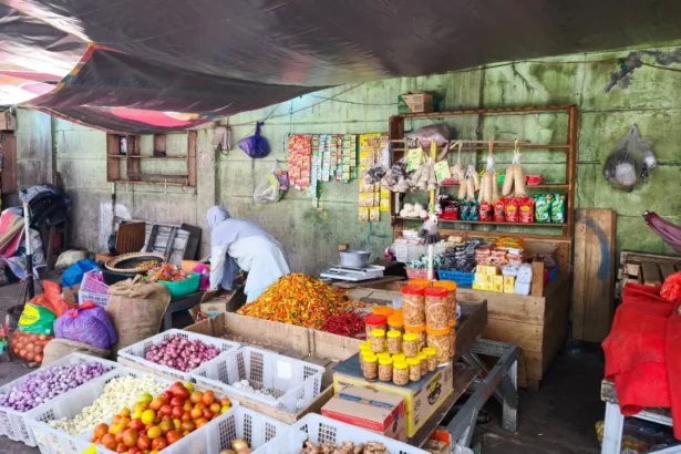 Sejumlah komoditas kebutuhan pokok dijual pedagang di Pasar Besar Kota Palangka Raya.