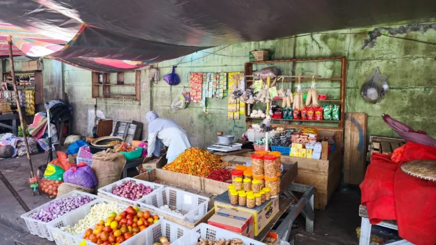 Sejumlah komoditas kebutuhan pokok dijual pedagang di Pasar Besar Kota Palangka Raya.