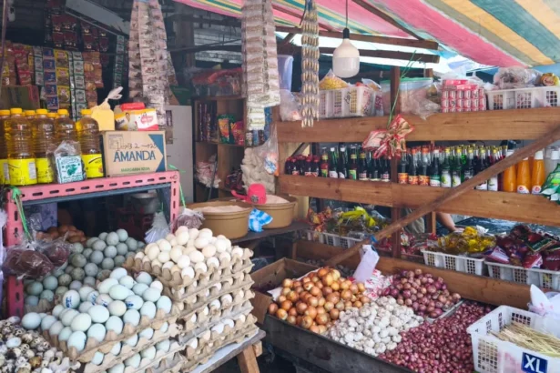 Sejumlah komoditas kebutuhan pokok dijual pedagang di Pasar Besar Kota Palangka Raya.