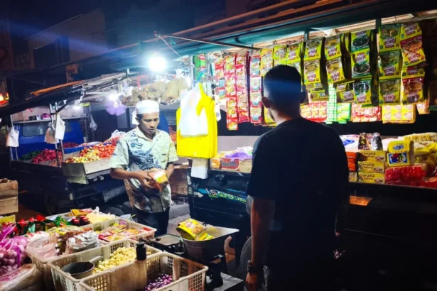Sejumlah komoditas kebutuhan pokok dijual pedagang di Pasar Besar Kota Palangka Raya.