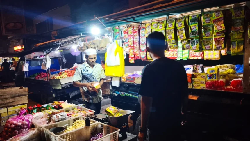 Sejumlah komoditas kebutuhan pokok dijual pedagang di Pasar Besar Kota Palangka Raya.