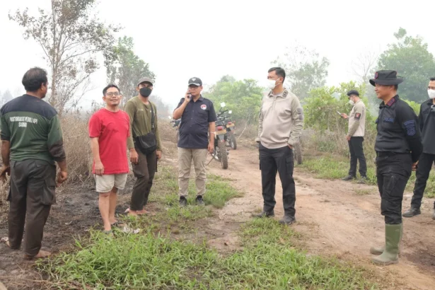 Kapolda Kalteng Irjen Pol Iwan Kurniawan bersama sejumlah pejabat utama Polda Kalteng turun langsung memantau kondisi lapangan di kawasan Jalan Tabat Kalsa dan Bulu Merindu, Kecamatan Sebangau, Kota Palangka Raya, Minggu (27/9/2026).