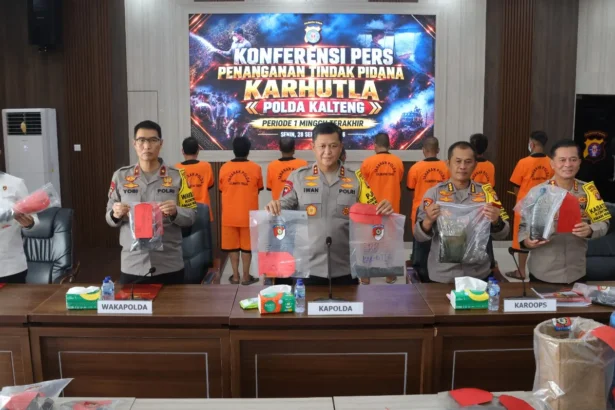 Polda Kalteng mengamankan delapan tersangka dari enam laporan polisi (LP) terkait dugaan pembakaran lahan.