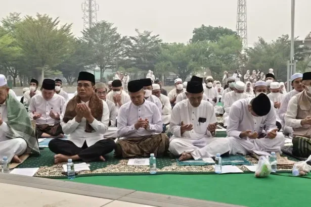Kantor Wilayah Kementerian Haji dan Umrah (Kemenhaj) Kalimantan Tengah bersama Kantor Kemenhaj Kota Palangka Raya menggelar zikir, doa bersama, dan salat istisqa pada Jumat (2/10/2026).