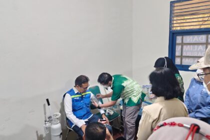 Menteri Kesehatan Republik Indonesia Budi Gunadi Sadikin saat mencoba layanan posko Muhammadiyah Disaster Management Center, Kota Palangka Raya, Jumat (23/10/2026).