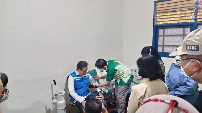 Menteri Kesehatan Republik Indonesia Budi Gunadi Sadikin saat mencoba layanan posko Muhammadiyah Disaster Management Center, Kota Palangka Raya, Jumat (23/10/2026).